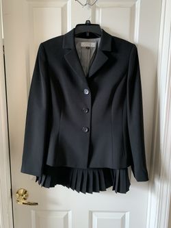 Tahari by Arthurs S. Levine, Black Suit Size 12