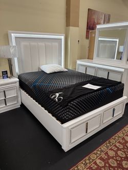 Queen bed room set on Sale
