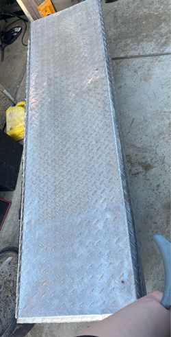 Truck bed tool box
