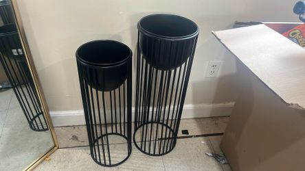2 Black Pots