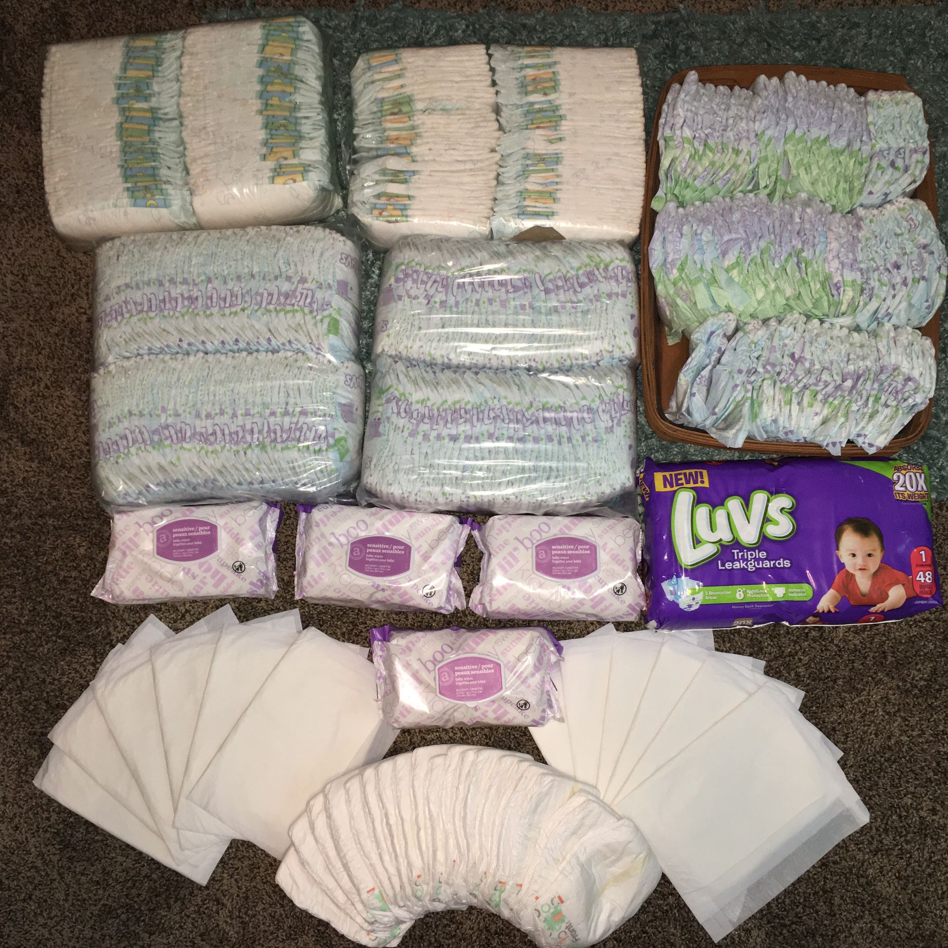 ⭐️⭐️HUGE DIAPER BUNDLE ⭐️⭐️440 COUNT SIZE ONE & SIZE 1-2