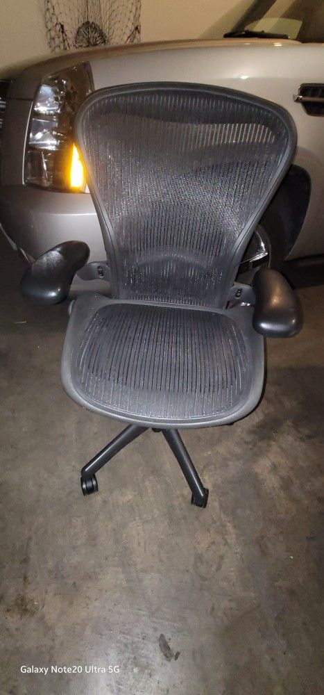 Aeron B SIZE