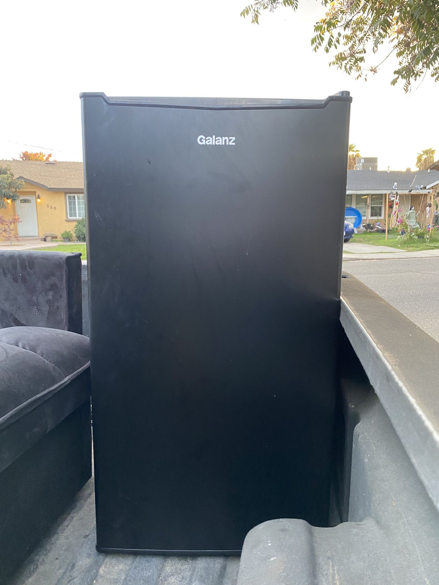 Small couch / Mini fridge