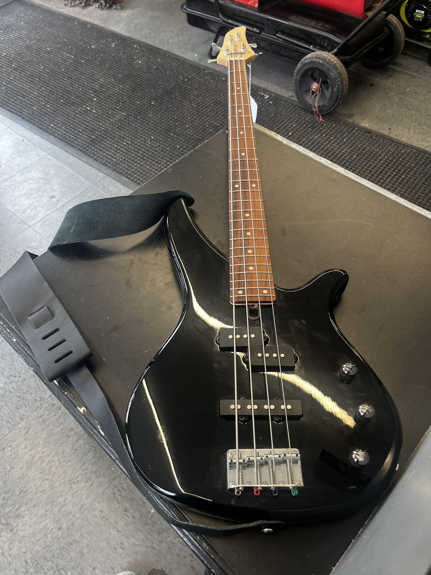 yamaha bass guitar