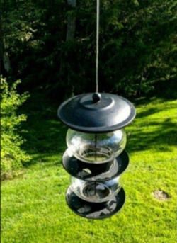 Hanging bird feeder