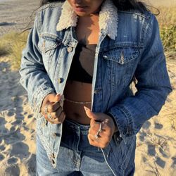 Iconic Levi’s denim jacket w/ white fur collar – 2016 Tumblr vibes, cozy & classic, women’s size large, open to offers!