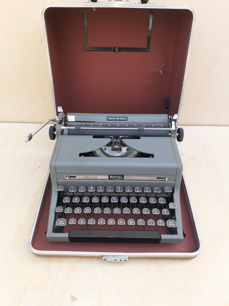 Royal Quiet De Luxe Manual Portable Typewriter Case & Ribbon 1940s