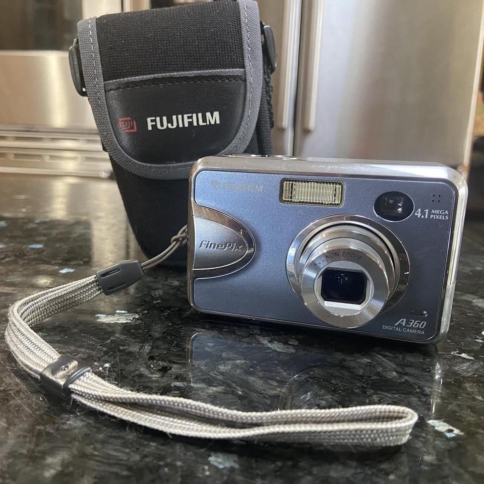 Fujifilm FinePix A360 4.1MP Digital Camera W/ Belt Loop Travel Case - TESTED