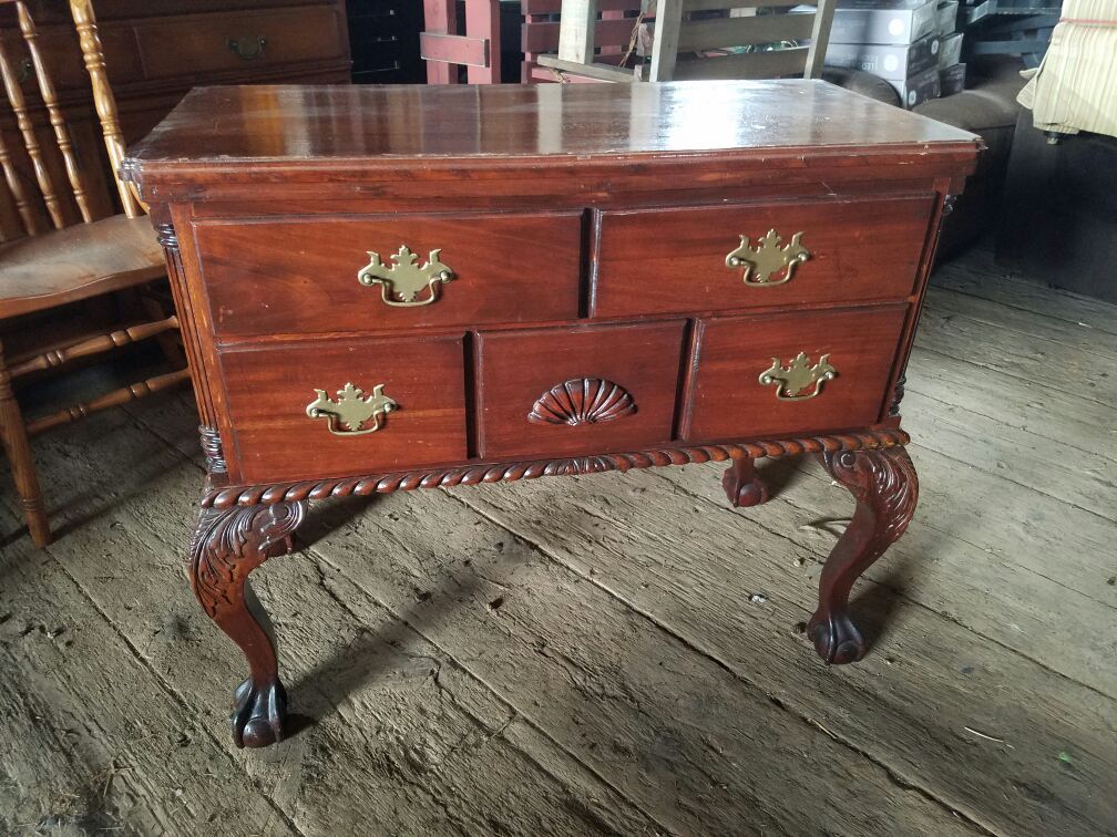 Claw foot dummy table