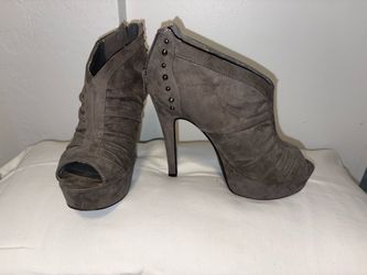 G by Guess size 6 1/2 grey peep toe pumps