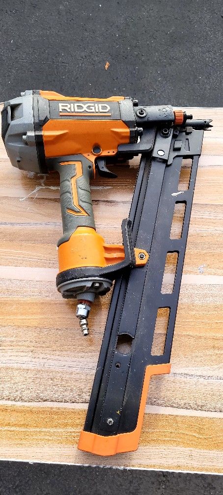 NEUMATIC NAILER.