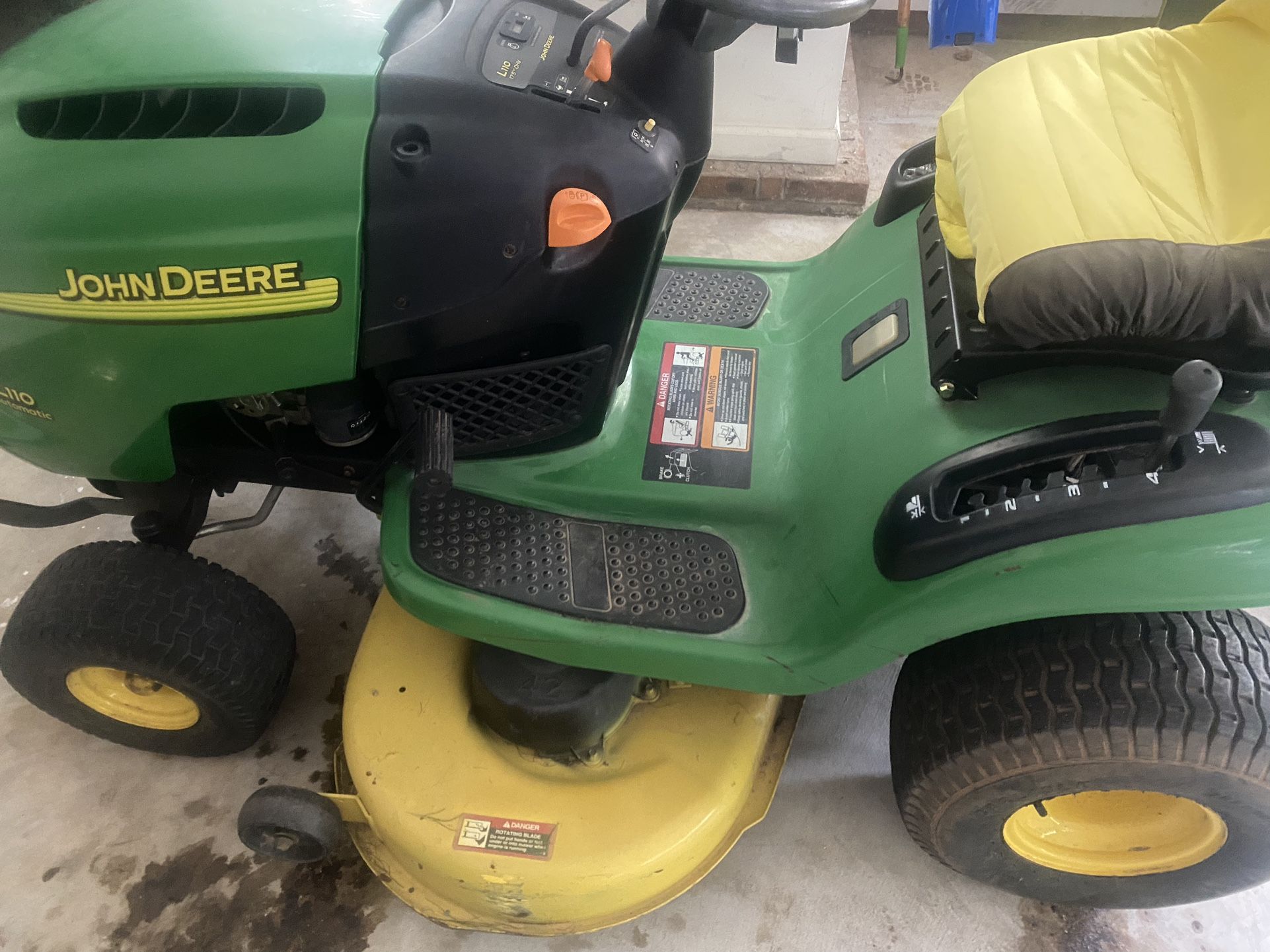John Deer Lawn Mower 42 Inch Cut 