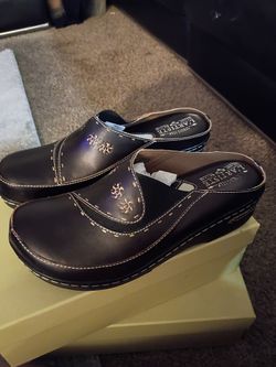 Women's clog boots