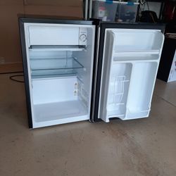 4.4 CuFt Refrigerator/freezer