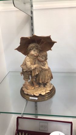 Giuseppe Armani Gulliver's World Boy Girl Under Umbrella Figurine