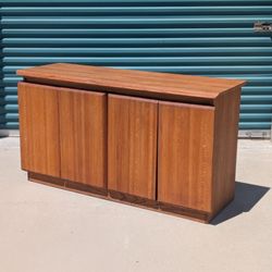 Vintage Mid Century Modern Oak Buffet/Credenza