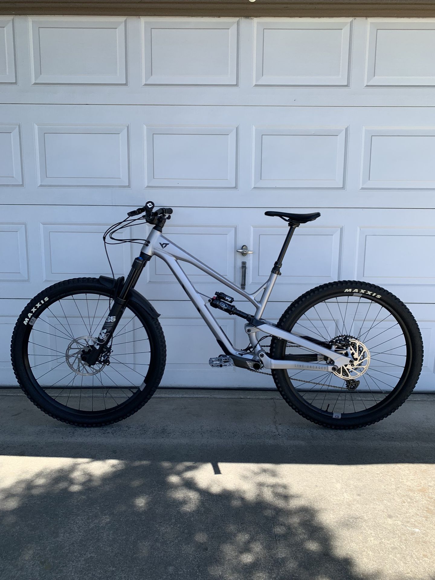 2023 YT Jeffsy Core 2 Full Suspension Mountain Bike