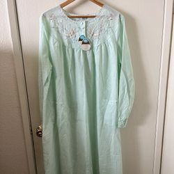 Vintage 2XL Green “Lilys” Shanghai China Hand Embroidered Gown With Butterflies