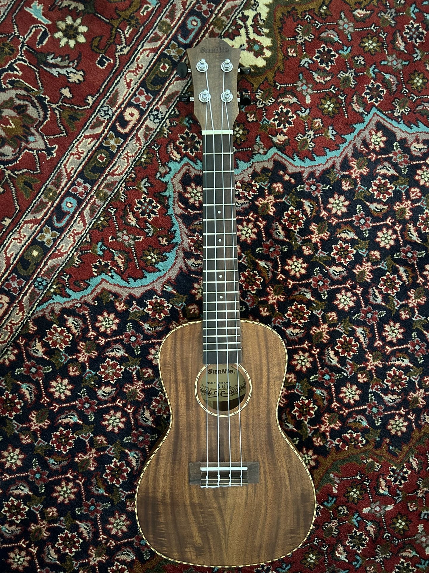 Ukulele: Sunlite UC-130T