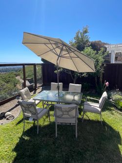 Patio/Backyard Table Set (6 Chairs / Umbrella)