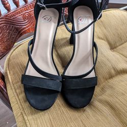Like New Ankle black high heels size: 8.5. perfect for Party, wedding,Quinse,open toe, closed back. Only used ones for 1 hr.. 