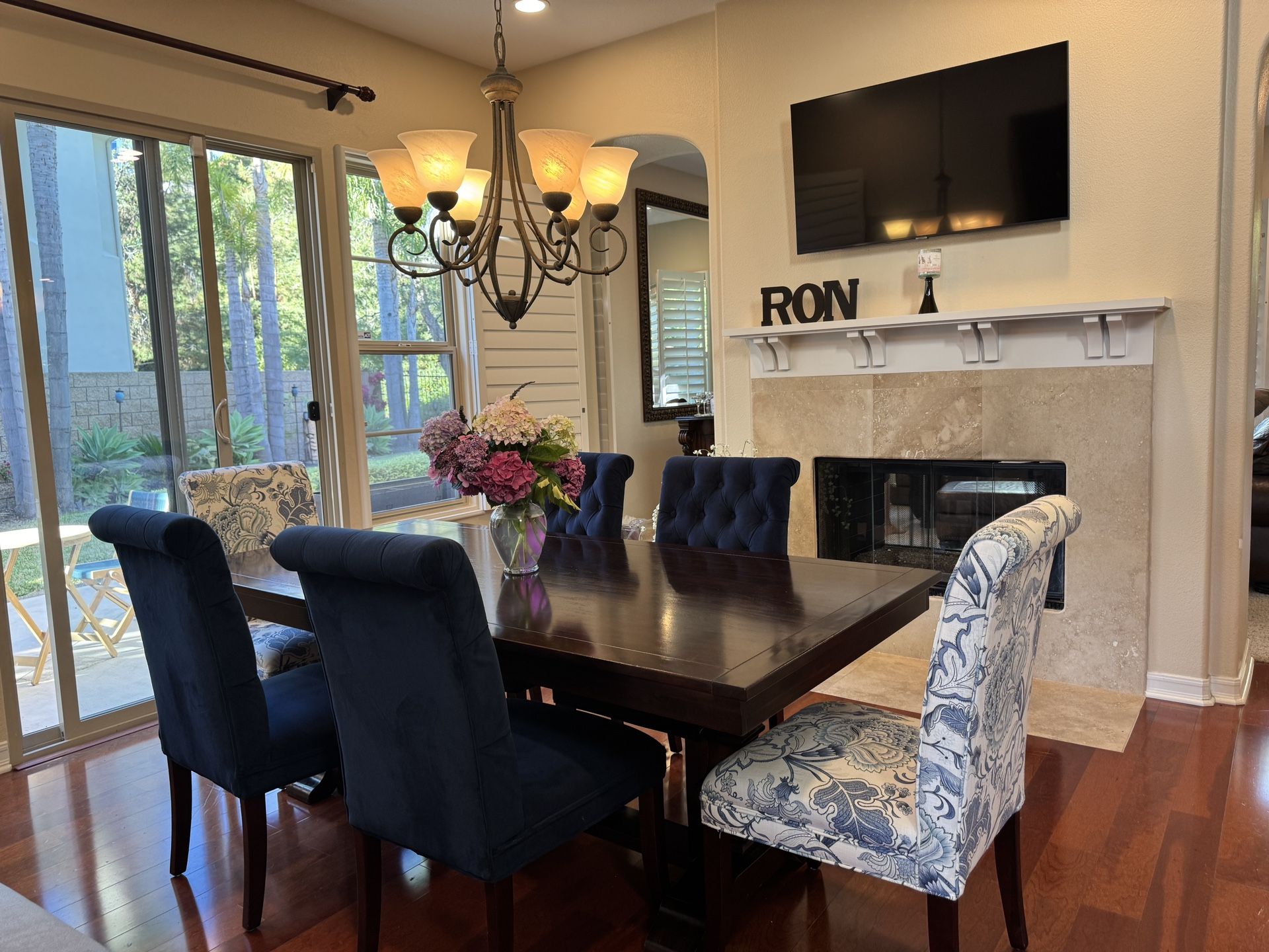 Beautiful Pier 1 Dining Table & 6 Chairs