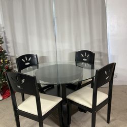 Black & White Glass Dining Table With 4 Chairs / Comedo Blanco Y Negro Con Mesa De Vidrio Y  4 Sillas