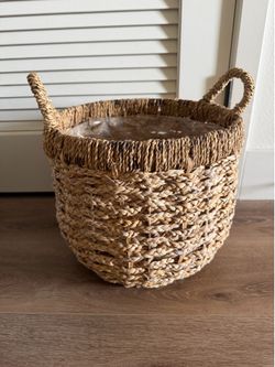 Wicker plant basket