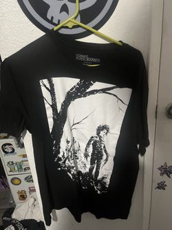 Edward Sizzor hands Shirt