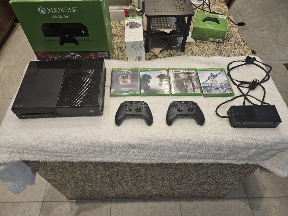 Xbox One 500 GB, 2 Controllers, 4 Games