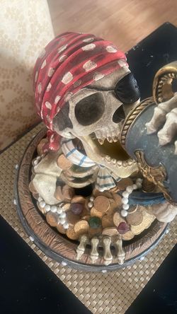 Halloween prop / drinking pirate skeleton in barrel