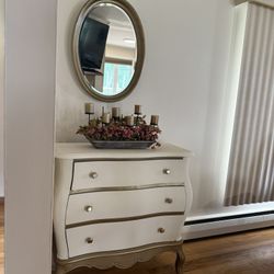 $300 Beautiful Entryway Furniture with Ornament included in perfect condition