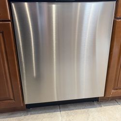 Frigidaire dishwasher. Like new. Needs drain pump