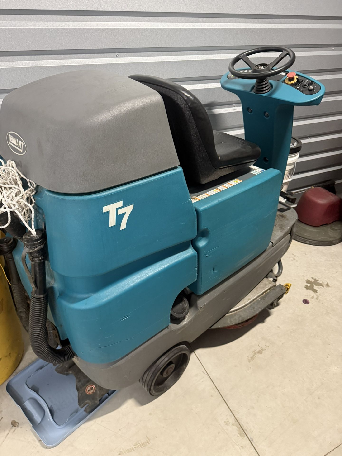 Tennant T7 Ride-On Floor Scrubber