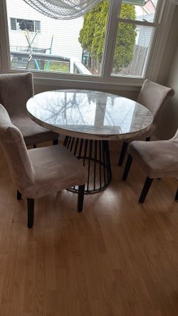 Dinning Table With 4 Chairs 