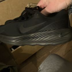 Women’s 8.5  Nike Shoes