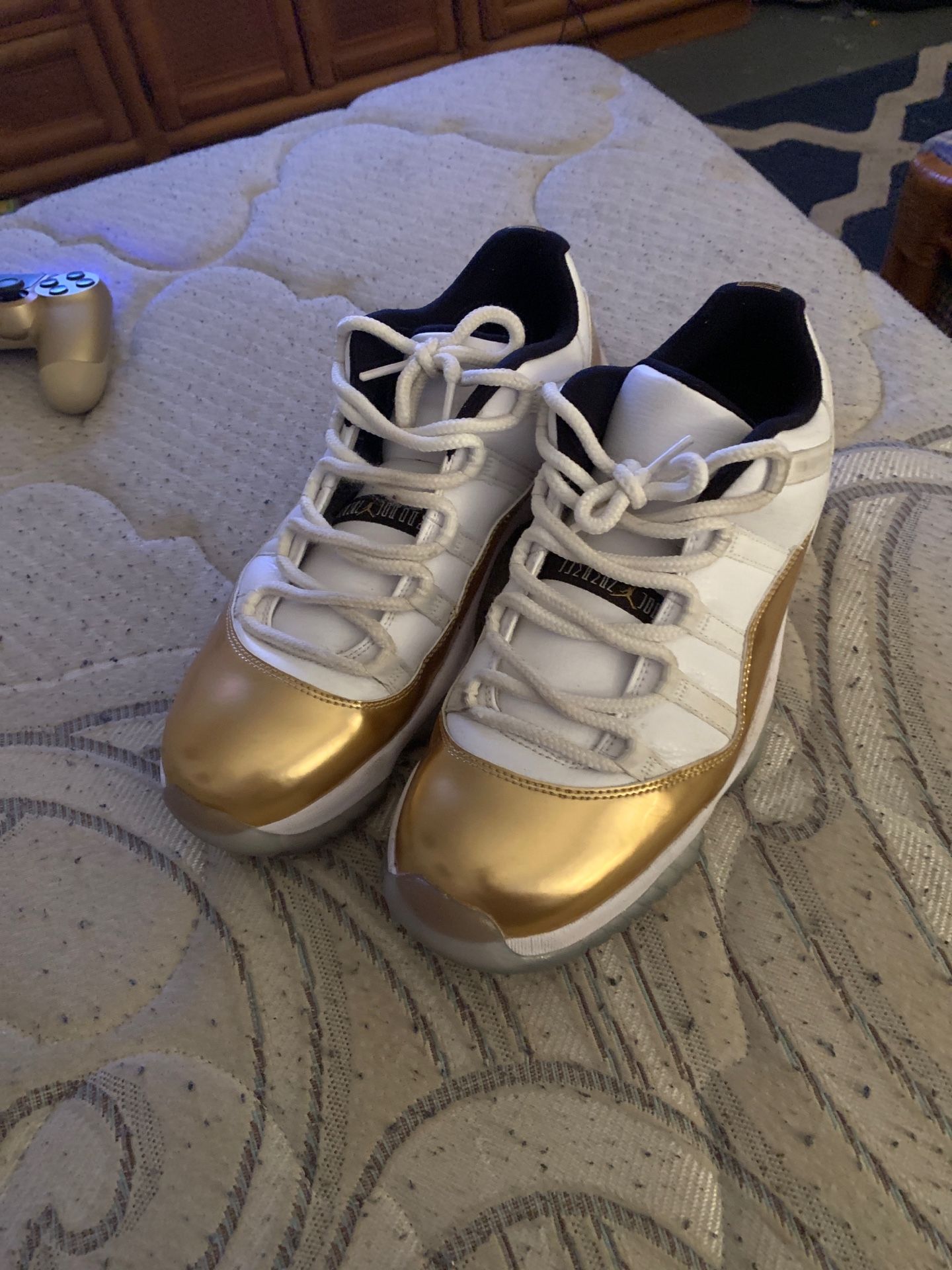 Jordan 11 lows-gold