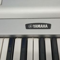 Yamaha DGX 230 
