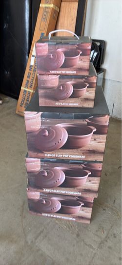 Clay cooking pots
