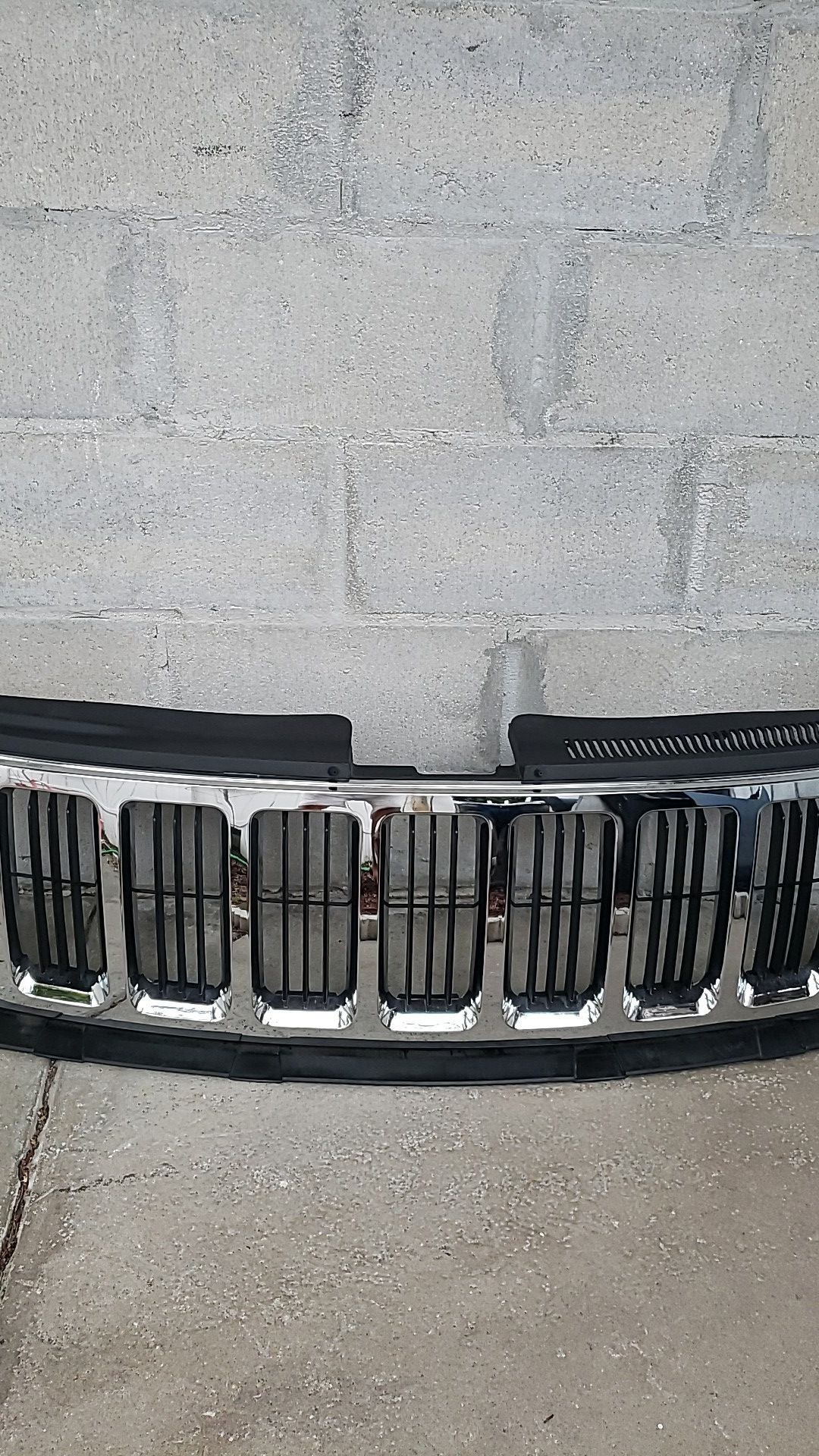 Jeep Grand Cherokee - Grille Assembly - Chrome Shell with Painted Black Insert