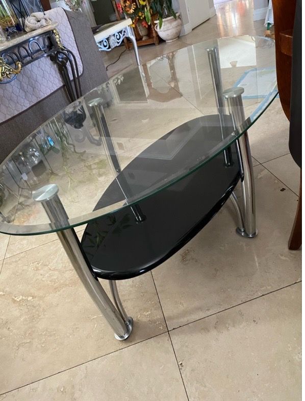 Oval glass table