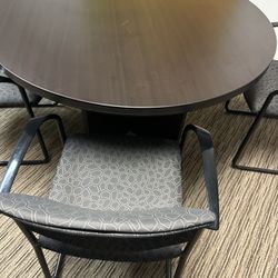 Mesa Redonda 4  Sillas $100