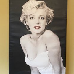 Large Marilyn Monroe Canvas 24”Lx 36” H ,had  a light water stain on bottom right side , otherwise in good condition/see both pictures posted/ 