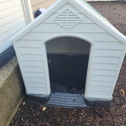 Plastic XL Dog House 