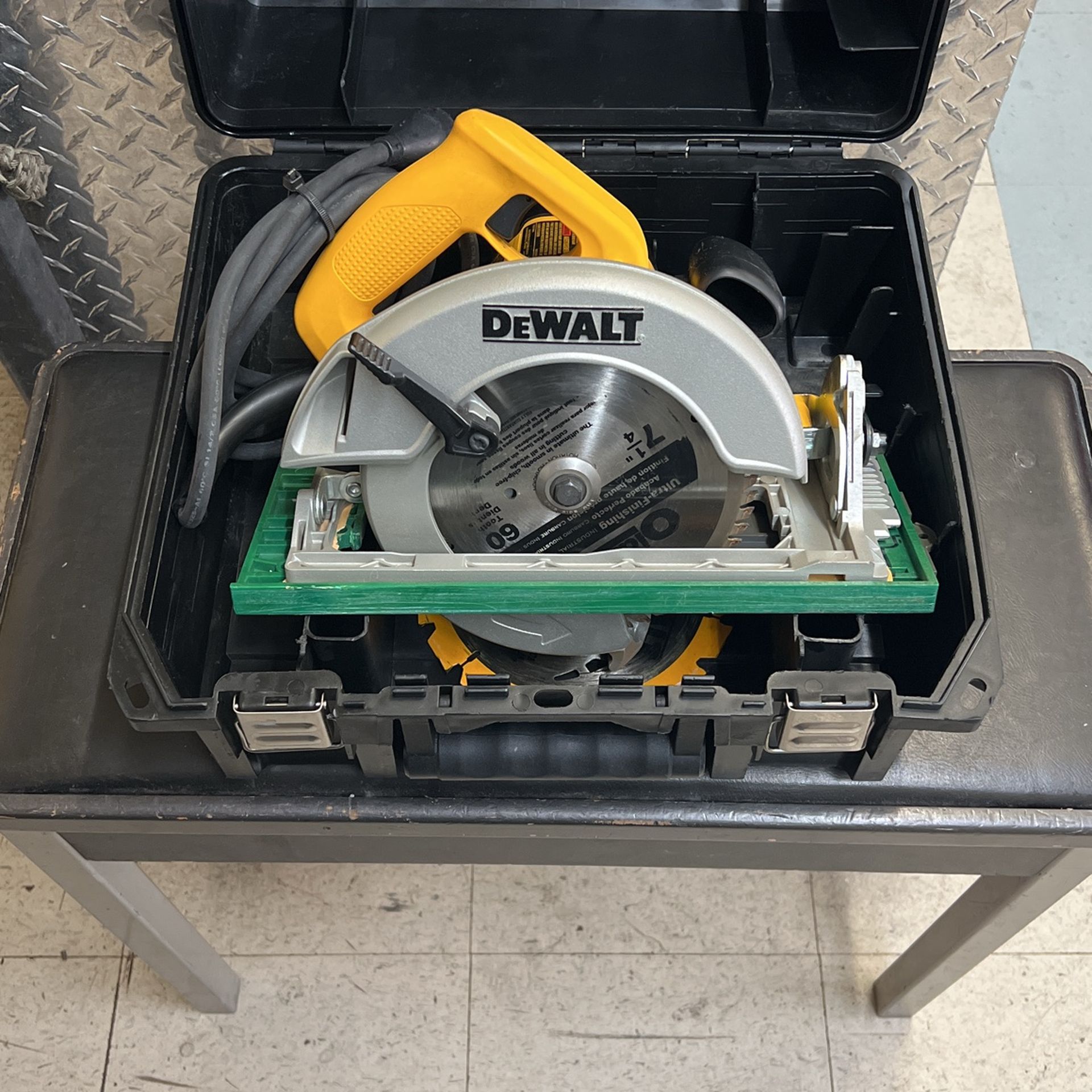 Dewalt DW368 7 1/4” Circular Saw