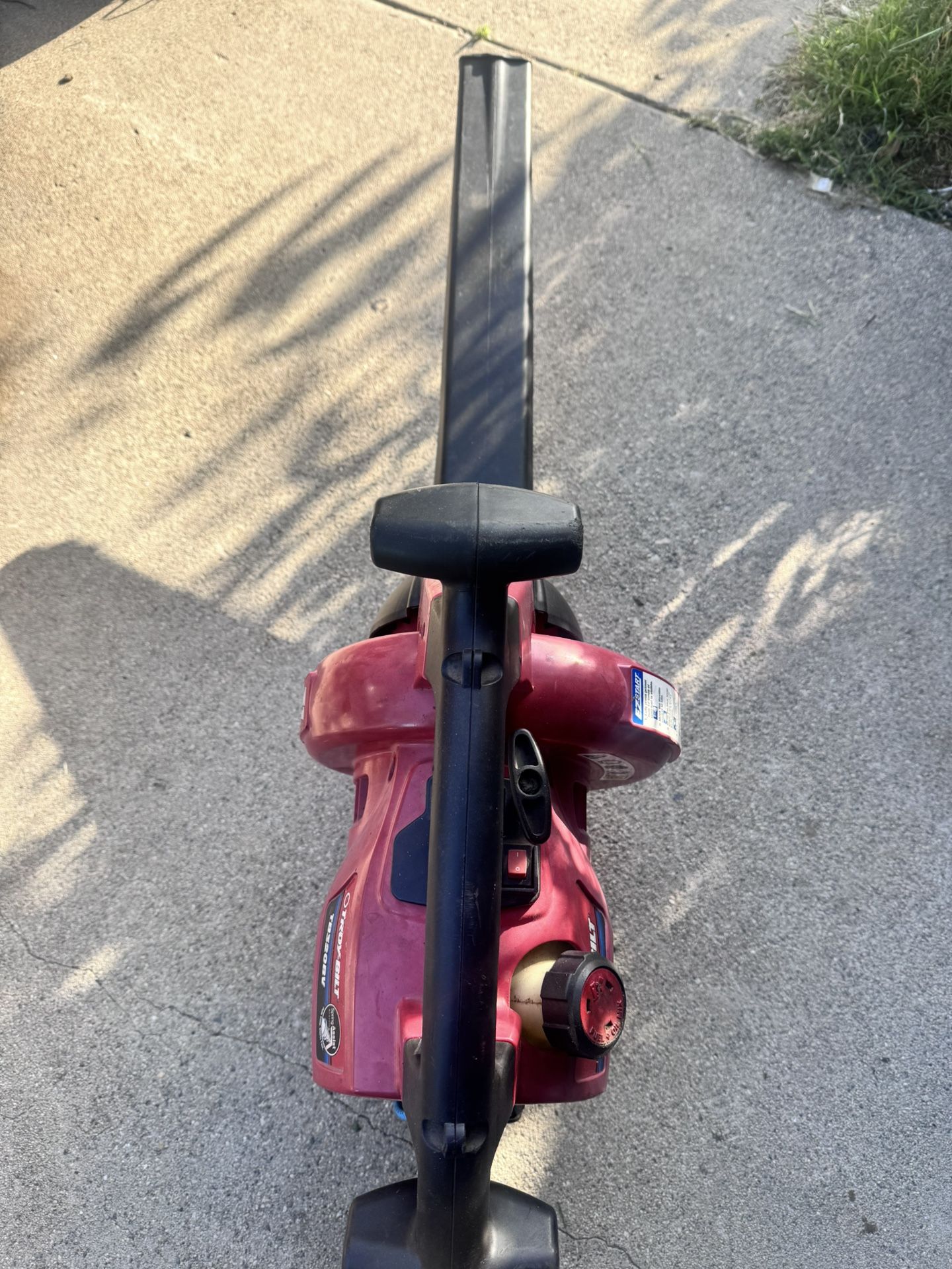 Troy built leaf blower