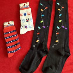 SOCKTACULAR RED WHITE BLUE STARS BLACK CHRISTMAS LIGHTS WOMENS SOCKS - 4 pair - Size 9 - 11 ‼️ NEW - RaRE ‼️