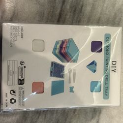 4 diamond mosaic trays with lids and brushes, new. Color may vary.