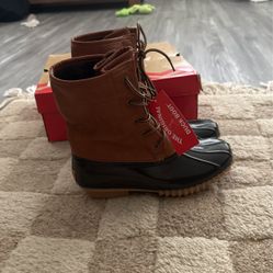 Duck Boot “Arianna” Size 7 New In Box 