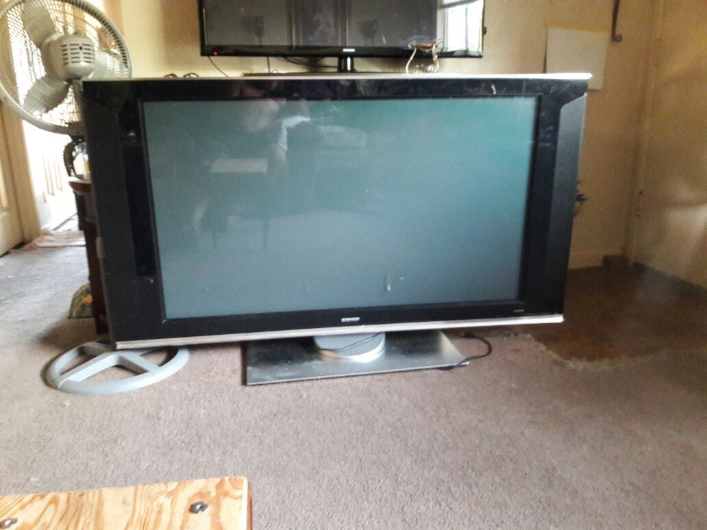Hitachi ultravision ultimate Digital TV 65 inch perfect shape with remote stand and all the Hitachi audio box to go with it